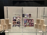 木箱入りステッカー/場面写真